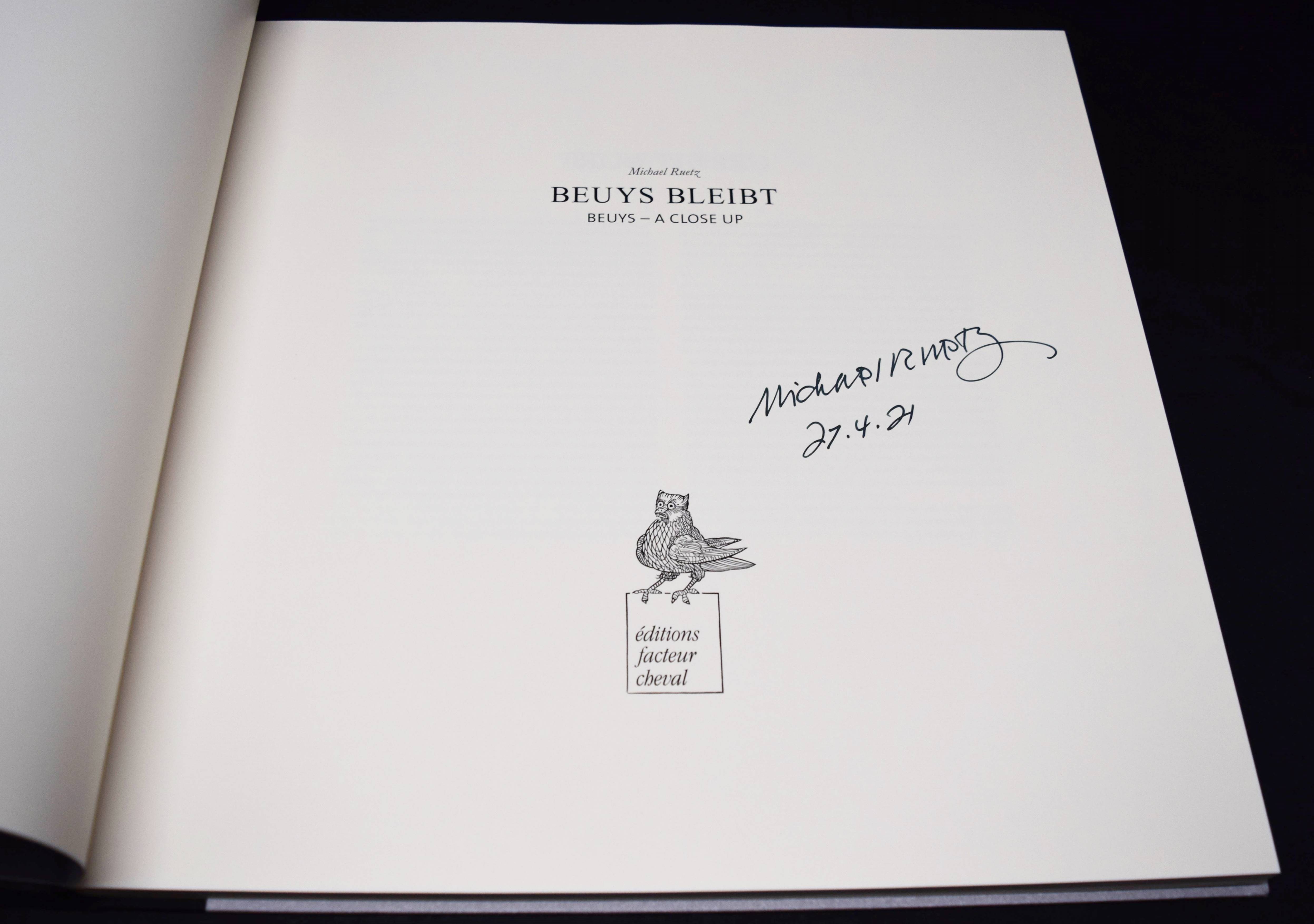 Beuys bleibt. Beuys a close up. (Mit einem Text von Michael Ruetz und