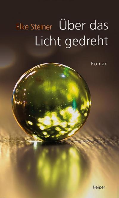 Über das Licht gedreht : Roman - Elke Steiner