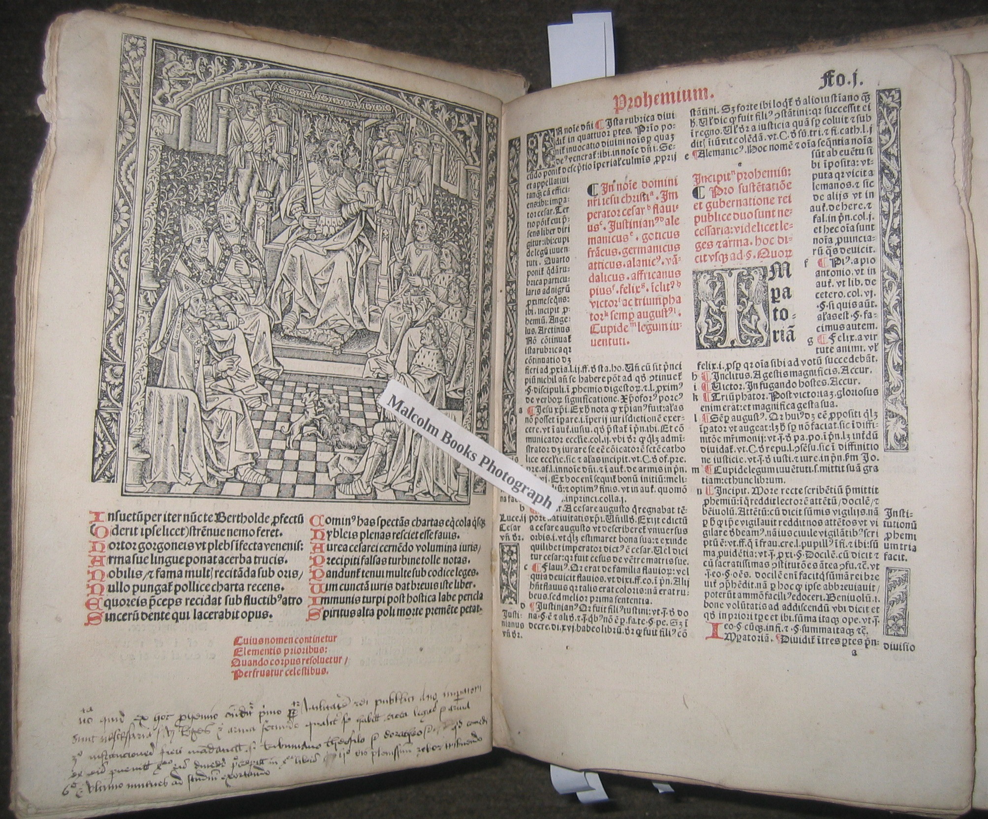 Institutiones Imperiales Ordinate glosis textuales diuisiones habentur