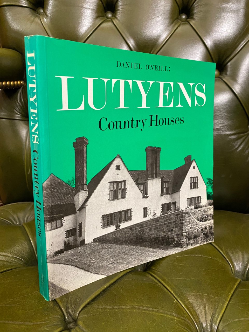 Sir Edwin Lutyens Country Houses O'Neill, Daniel [Very Good] [Softcover]
