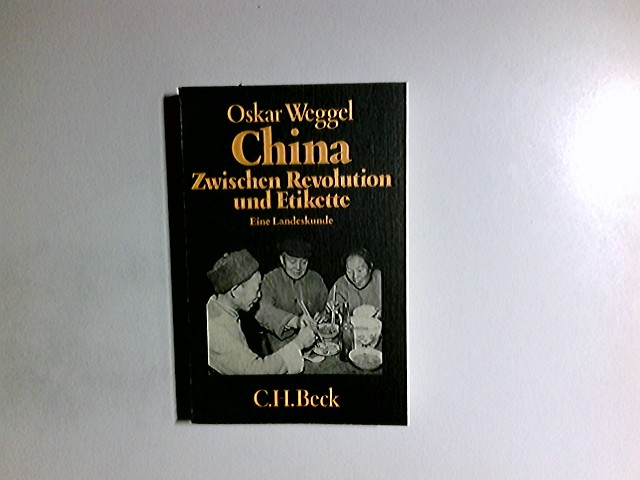 China, zwischen Revolution und Etikette : e. Landeskunde. Oskar Weggel. [Dies ist e. Forschungsarbeit d. Inst. für Asienkunde, im Verbund Stiftung Dt. Überseeinst., Hamburg] / Beck'sche schwarze Reihe ; Bd. 239 - Weggel, Oskar und Oskar Weggel