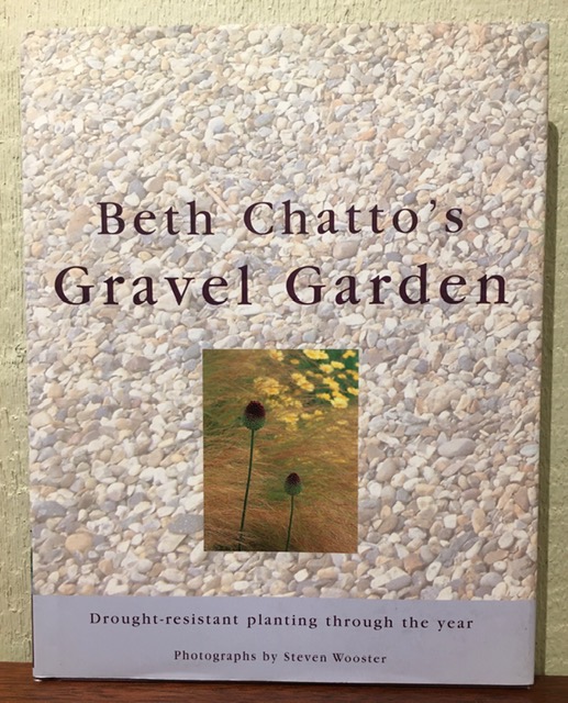 BETH CHATTO'S GRAVEL GARDEN DROUGHT-RESISTANT PLANTING THROUGH THE YEAR. - Chatto, Beth