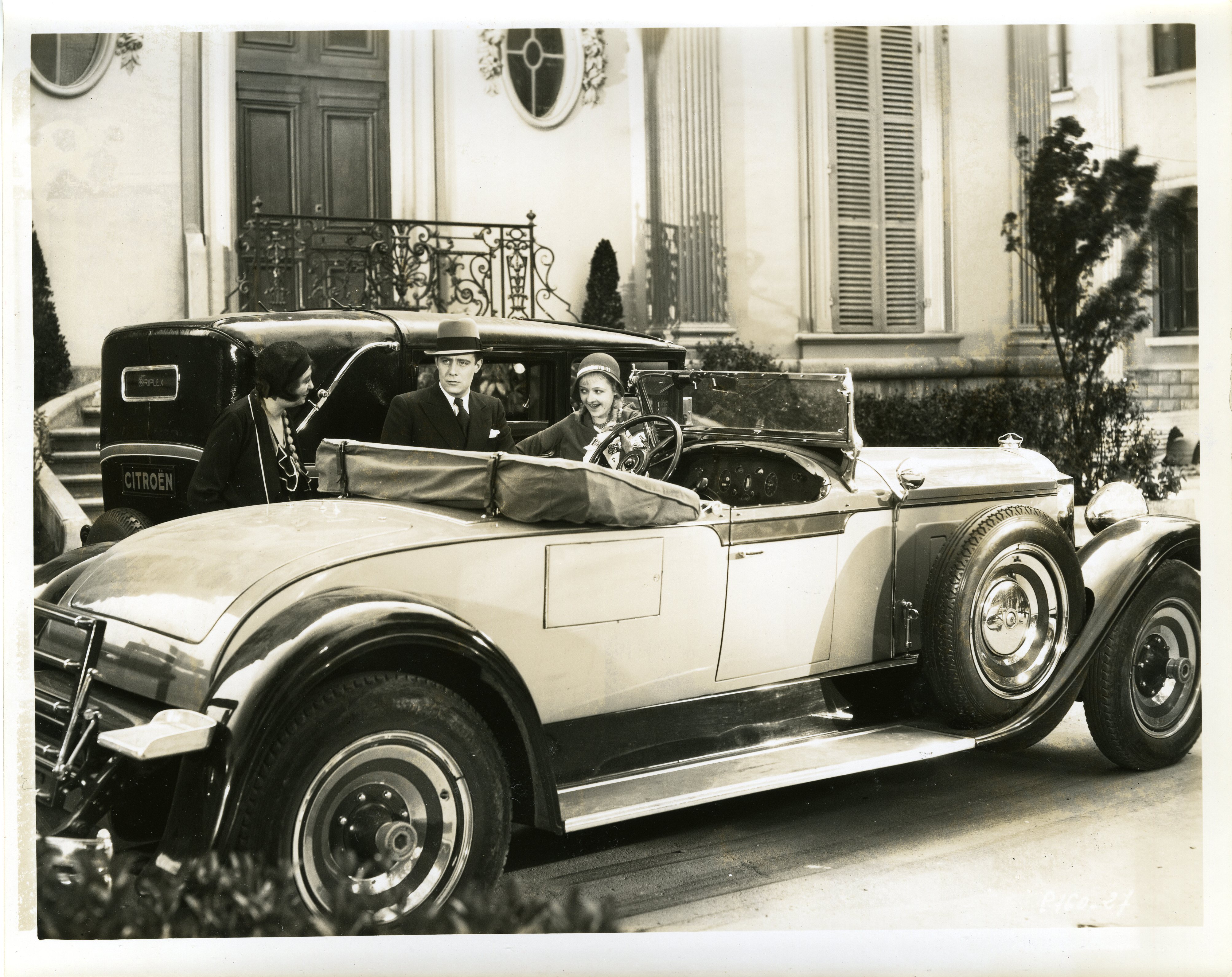 "RIVE GAUCHE" Réalisé par Alexander KORDA en 1931 d'après une adaptation de Benno VIGNY avec de gauche à droite: Marcelle PRAINCE, Henri GARAT, Fan