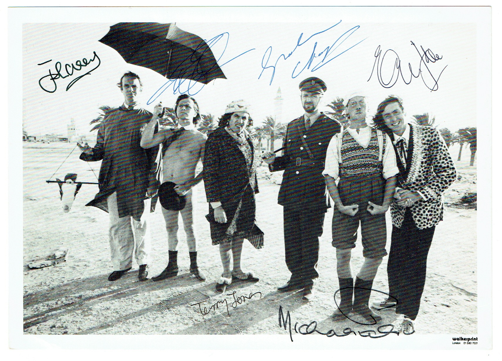 Signed paperstock photograph by all 6 members. von Monty Python