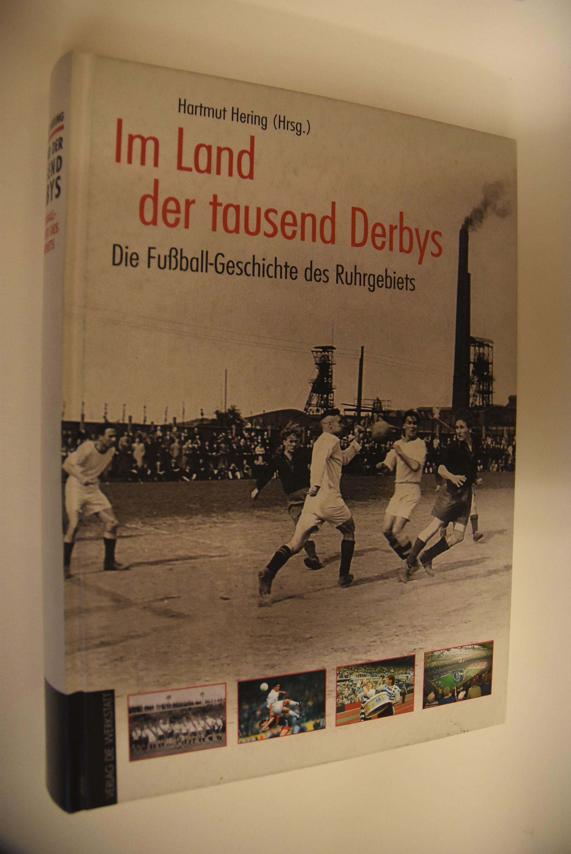 Im Land der tausend Derbys: die Fußballgeschichte des Ruhrgebiets. Hartmut Hering (Hrsg.) - Hering, Hartmut (Herausgeber)