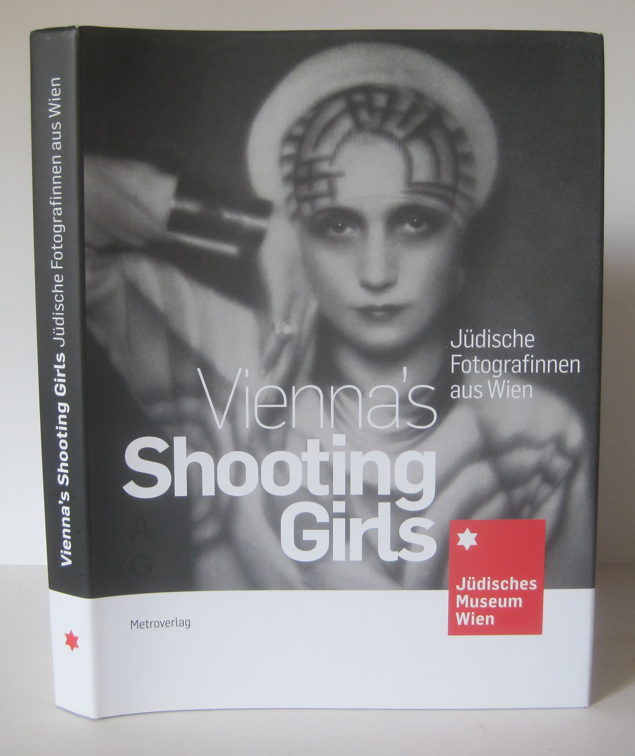 Vienna's Shooting Girls. Jüdische Fotografinnen aus Wien | Jewish Women Photographers from Vienna. Ausstellungskatalog Jüdisches Museum Wien. - Meder, Iris & Andrea Winklbauer (Editors)