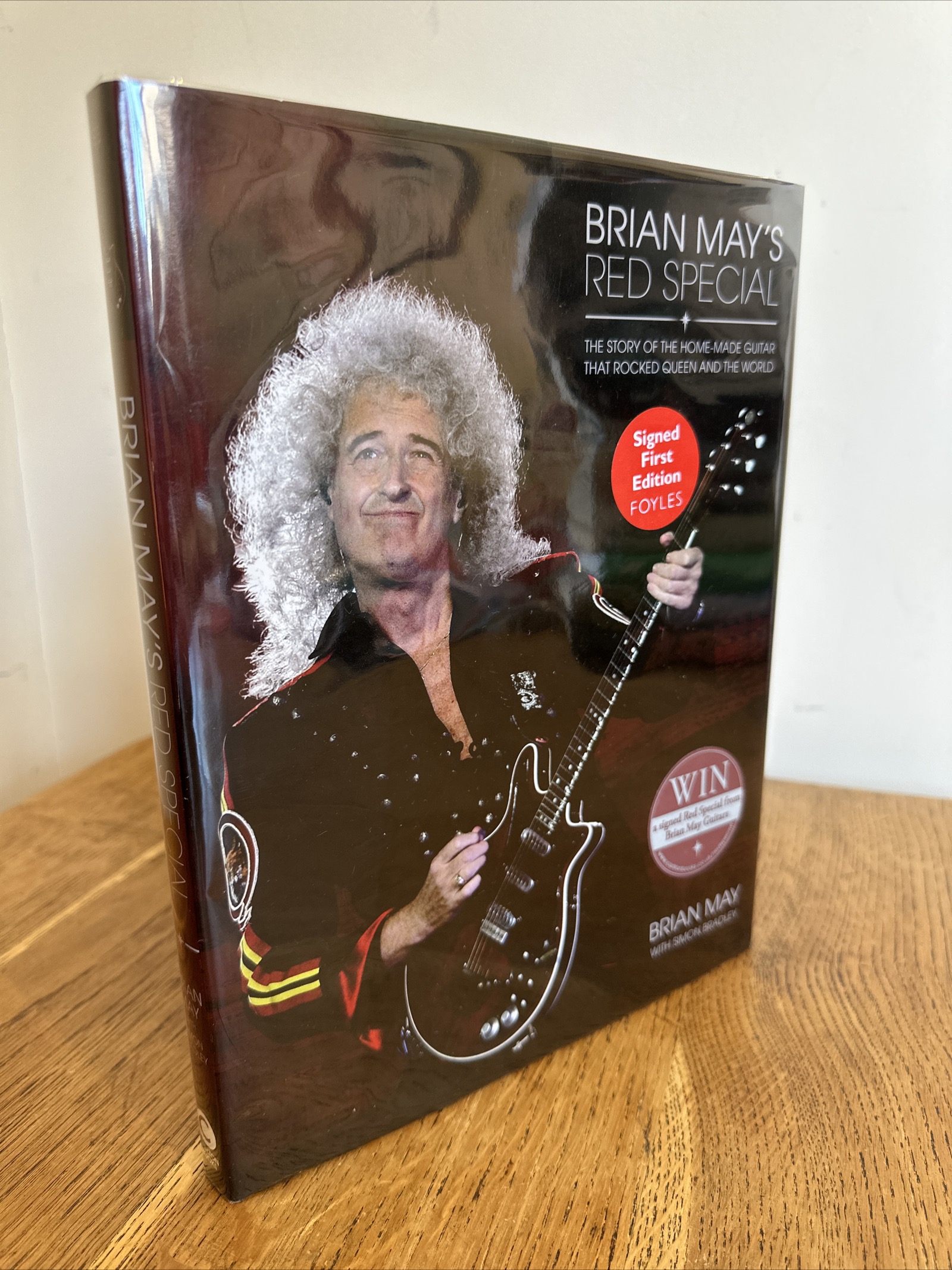 Brian May's Red Special >>>> A SUPERB SIGNED UK FIRST