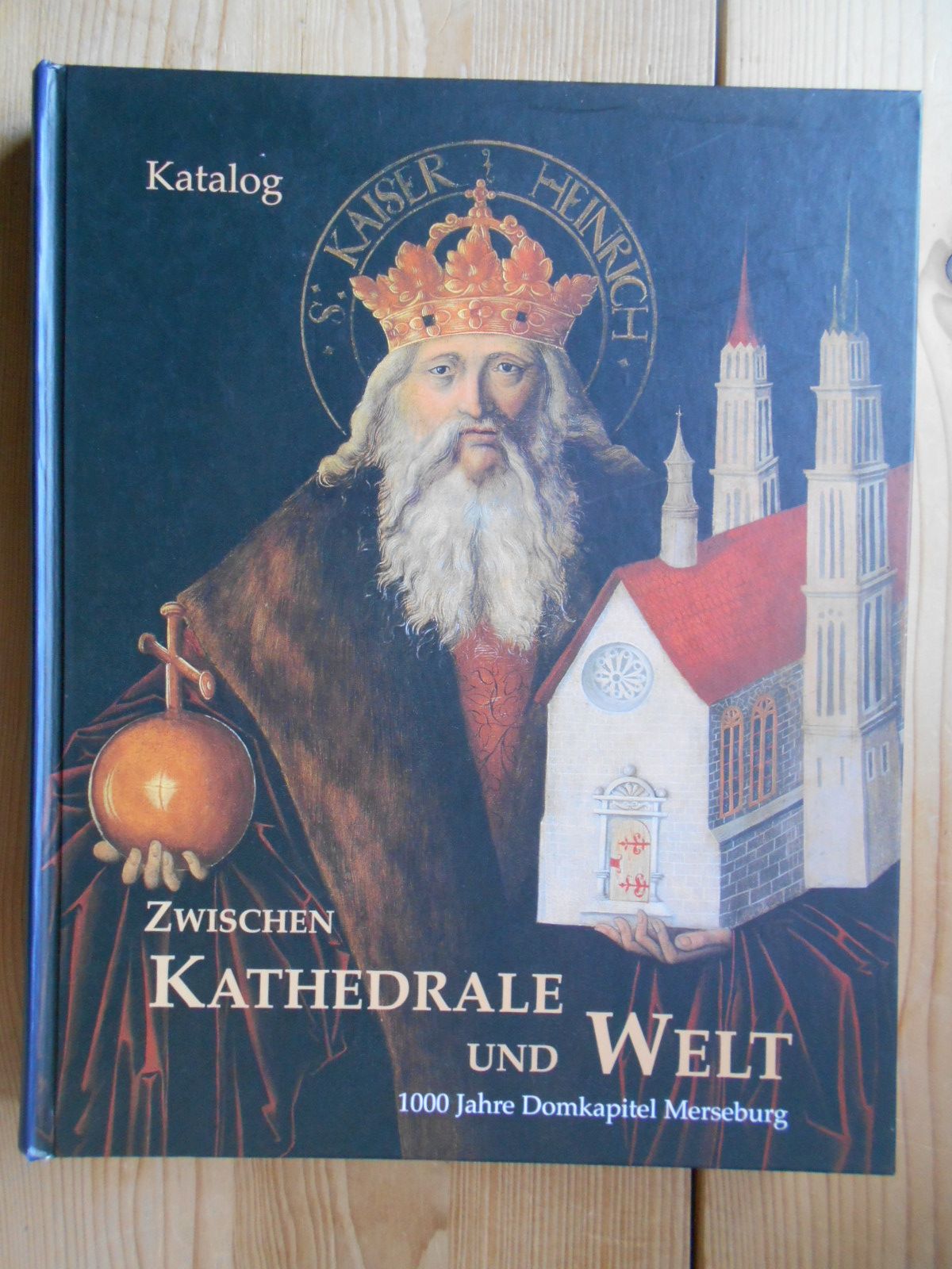 Zwischen Kathedrale und Welt : 1000 Jahre Domkapitel Merseburg ; Katalog ; [Ausstellung vom 11.08.2004 - 14.11.2004, Dom und Schloss Merseburg]. [eine Gemeinschaftsveranstaltung des Landkreises Merseburg-Querfurt und der Vereinigten Domstifter zu Merseburg und Naumburg und des Kollegiatstifts Zeitz]. Hrsg. von Karin Heise . [Autoren Kurt W. Alt .] / Vereinigte Domstifter zu Merseburg und Naumburg und des Kollegiatstifts Zeitz: Schriften - Heise, Karin, Holger Kunde und Helge Wittmann (Hrsg.)