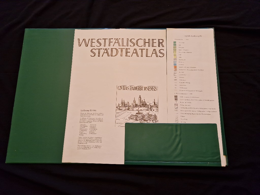 Westfälischer Städteatlas: Komplette Lieferung II/1981, enthält die Mappen (1-15) für die Städte Attendorn, Bad Salzuflen, Coesfeld, Drensteinfurt, Enger, Kleinenberg, Lemgo, Lichtenau, Marsberg, Paderborn, Peckelsheim, Salzkotten, Vreden, Warendorf. In kunststoffüberzogener Flügelmappe. (= Veröffentlichung der Historischen Kommission für Westfalen, XXXVI). - Stoob, Heinz (Hg.) und Heinich (Bearb.) Schoppmeyer