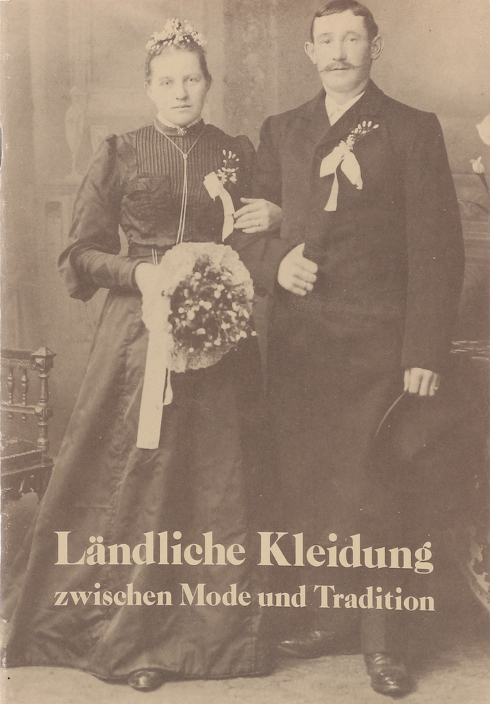 Ländliche Kleidung zwischen Mode und Tradition. - Krajicek, Helmut; Franziska Lobenhofer-Hirschbold und Andrea Thurnwald.