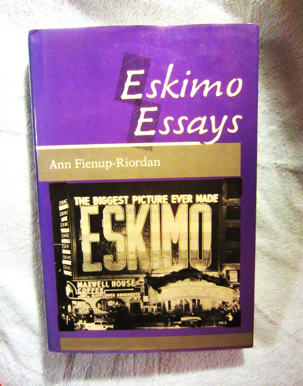 Eskimo Essays: Yup'ik Lives and How We See Them - Fienup-Riordan, Ann