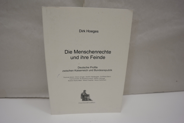 Die Menschenrechte und ihre Feinde: Deutsche Profile zwischen Kaiserreich und Bundesrepublik. Die Erklärung der Menschen- und Bürgerrechte in der Französischen Revolution 1789 und die amerikanischen Proklamationen der Freiheit 1776 aus dem Geist der europäischen Aufklärung hatten in Deutschland einen schweren Stand. Eine Phalanx von Feinden sperrte sich politisch und ideologisch dem Einzug der Moderne. Deutschland schlug einen Sonderweg ein, der in einen Prozess der Entzivilisierung mündete. Antisemitismus, schleichend oder aggressiv, bildete einen unheilvollen Treibsatz. Sonderweg und Blockade führten in Isolation und Terror. Schriftsteller, Dichter und Wissenschaftler von Rang betrieben und flankierten diese Entwicklung. Dieses Buch zeigt den zivilen Verfallsprozess an deutschen Profilen zwischen Kaiserreich und Bundesrepublik. - Hoeges, Dirk