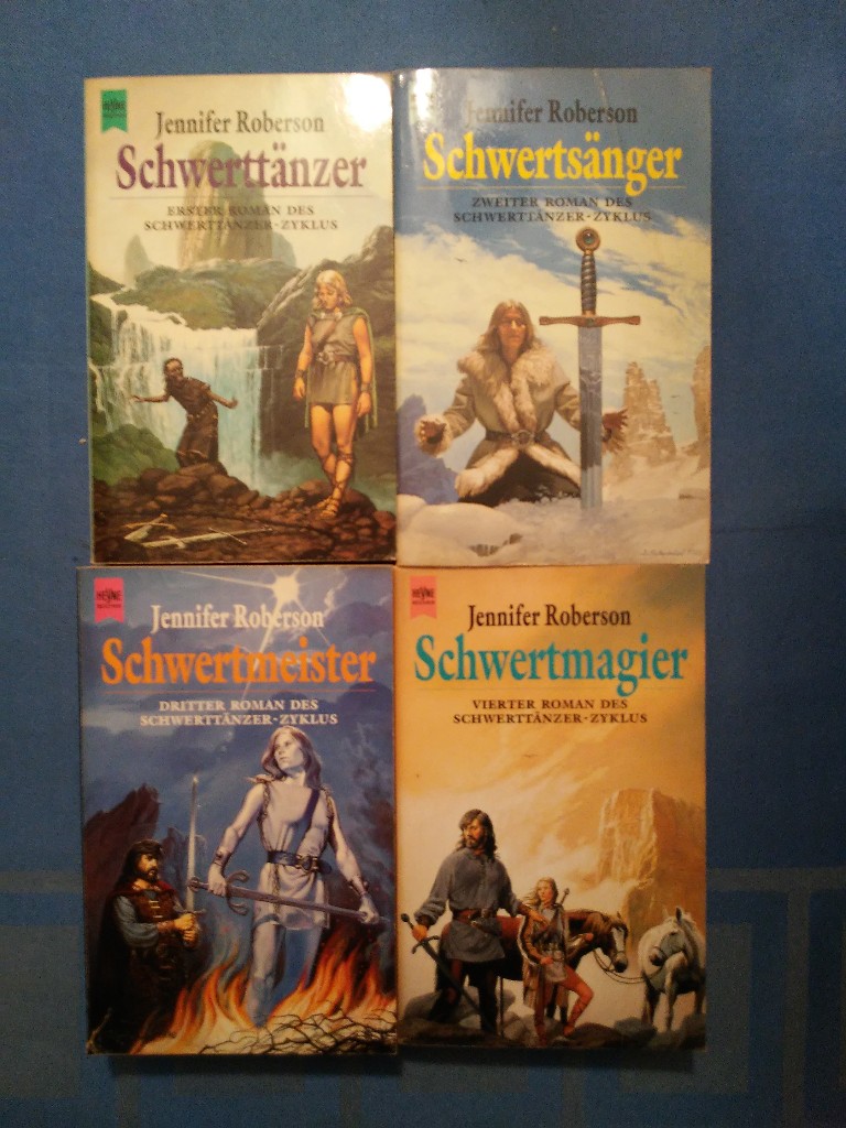 Erster bis vierter Roman des Schwerttänzer-Zyklus. (4 Bände komplett). Band 1: Schwerttänzer; Band 2: Schwertsänger; Band 3: Schwertmeister; Band 4: Schwertmagier. - Roberson, Jennifer