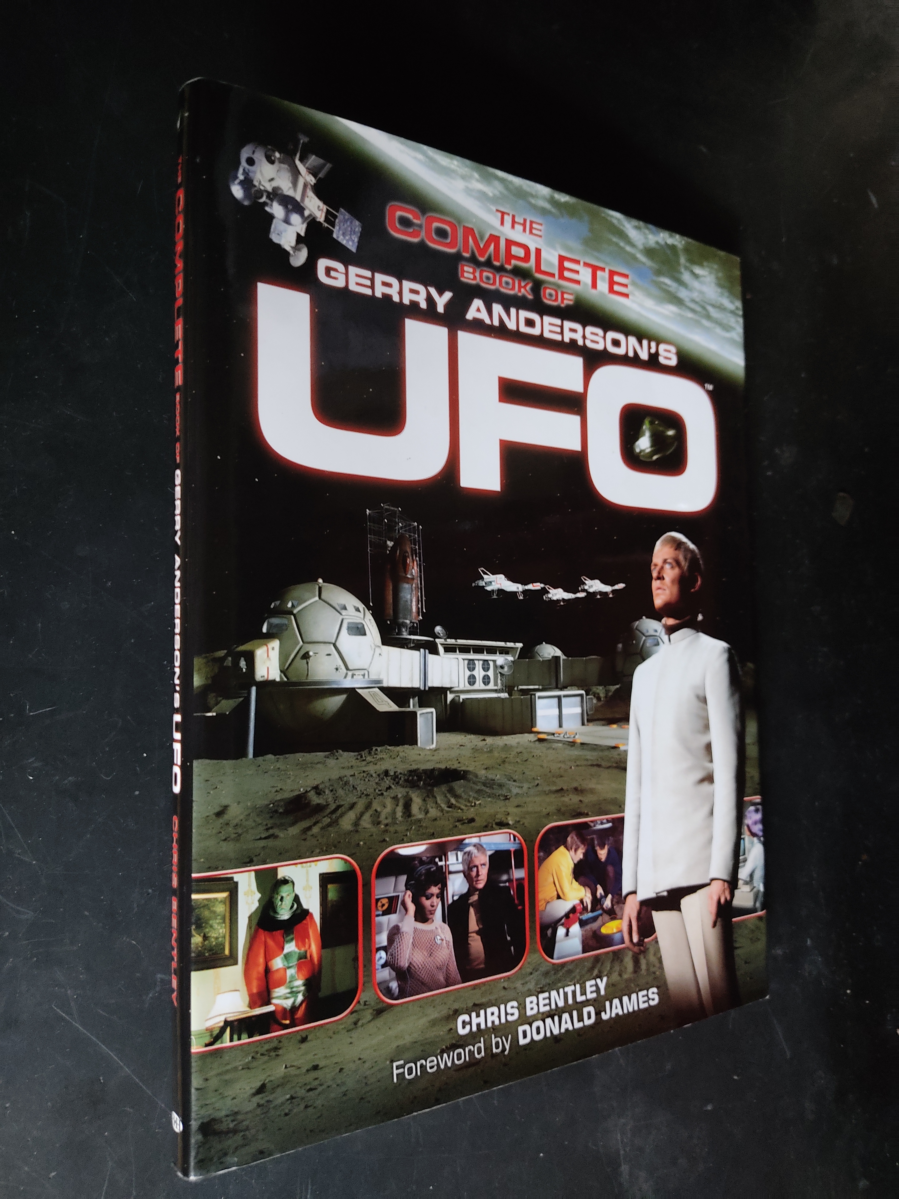 UFO: The Complete Book of Gerry Anderson's UFO - Bentley, Chris;