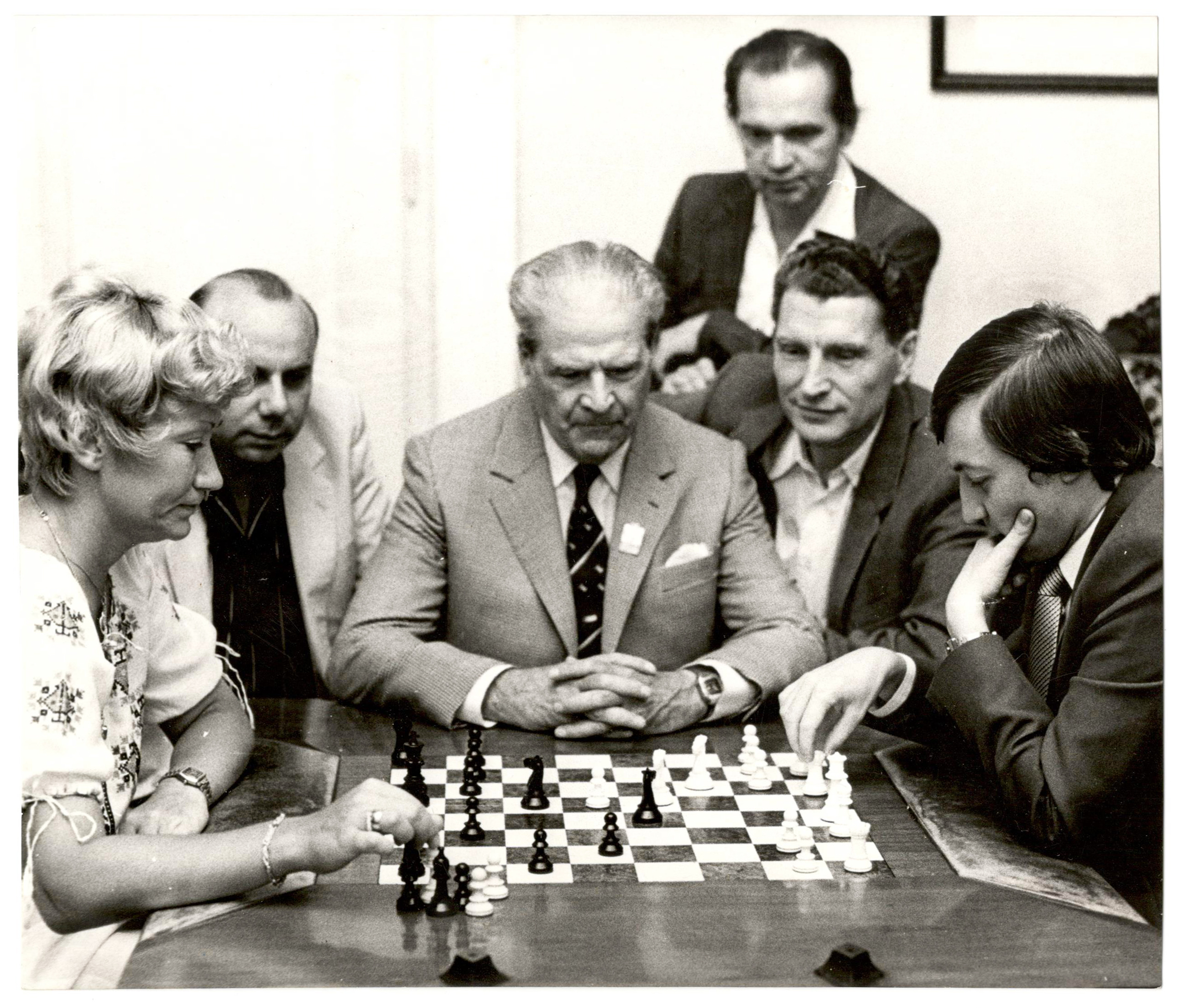 Zsuzsa Veroci - Anatoly Karpov, chess game 1981 (original press
