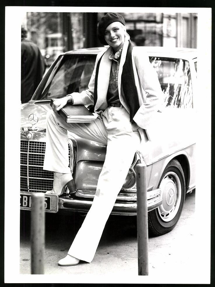 Fotografie Blondes Modell im Esprit Hosenanzug lehnt an Auto Mercedes Benz W111 [ ]