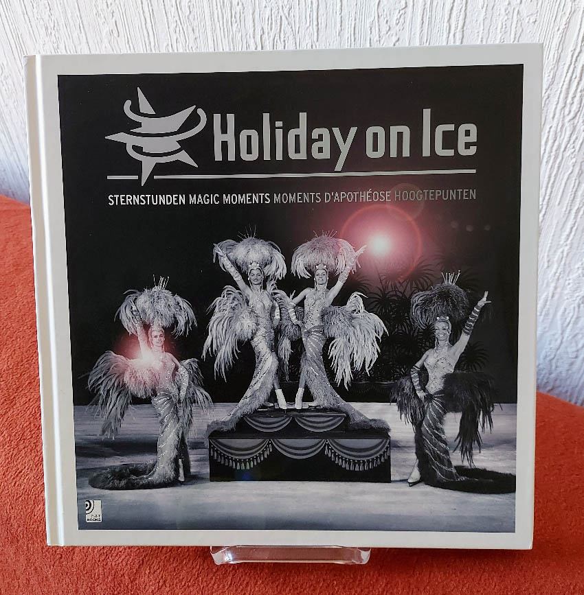 Holiday on Ice : [Sternstunden]. Magic Moments / D` Apothe`ose Hoogtepunten / mit 2 CDs sowie 1 DVD: Holiday on Ice Teil: CD 1., Energia - die Musik / Teil: CD 2., Das Beste von Holiday on Ice / Teil: DVD., Die schönsten Momente [Buchtext in dt., engl., franz. und niederländ.] EarBooks - Unknown Author