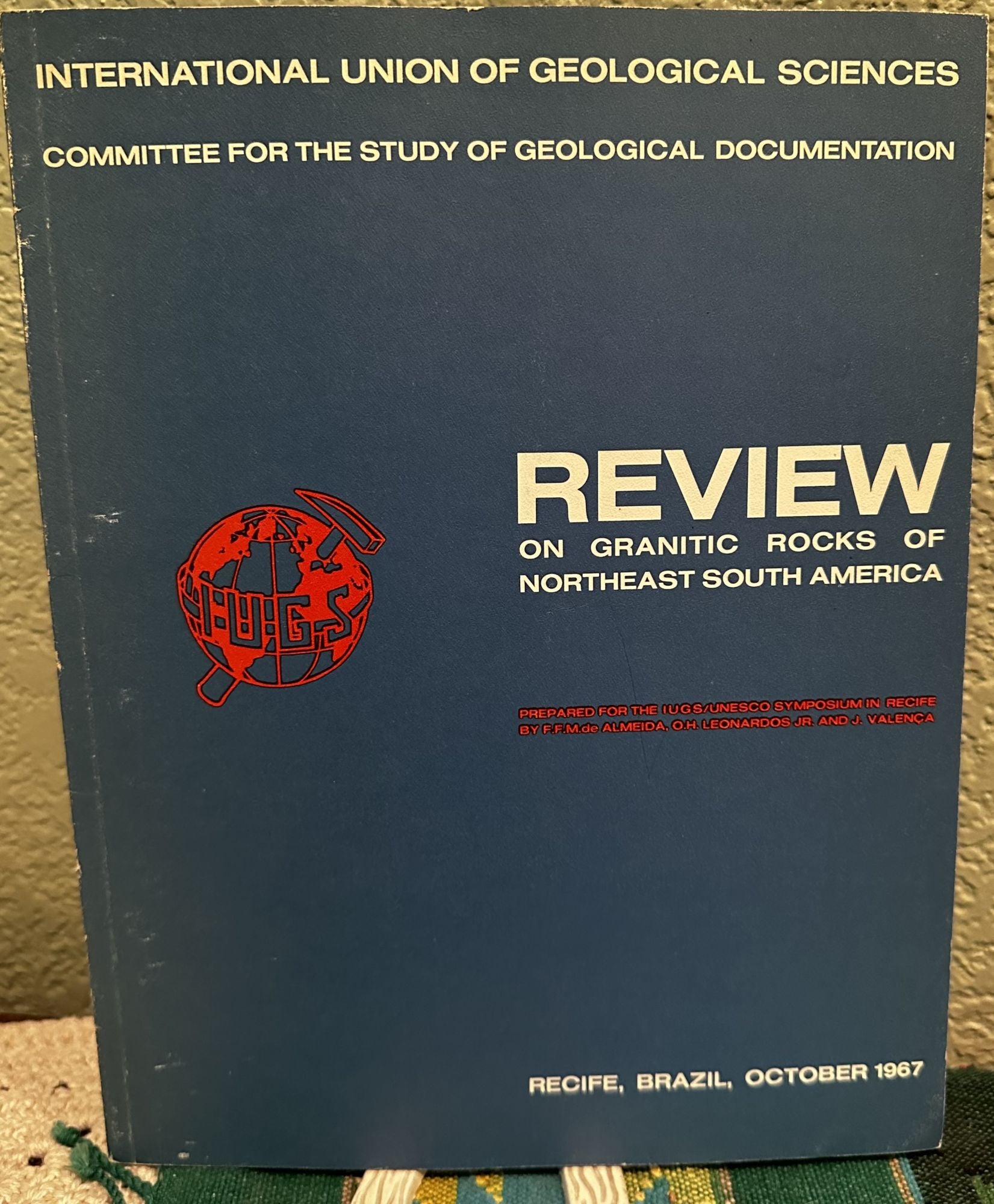 Review on granitic rocks of northeast South America Prepared for the IUGS/UNESCO symposium in Recife Almeida, Fernando Flávio Marques de [Very Good]