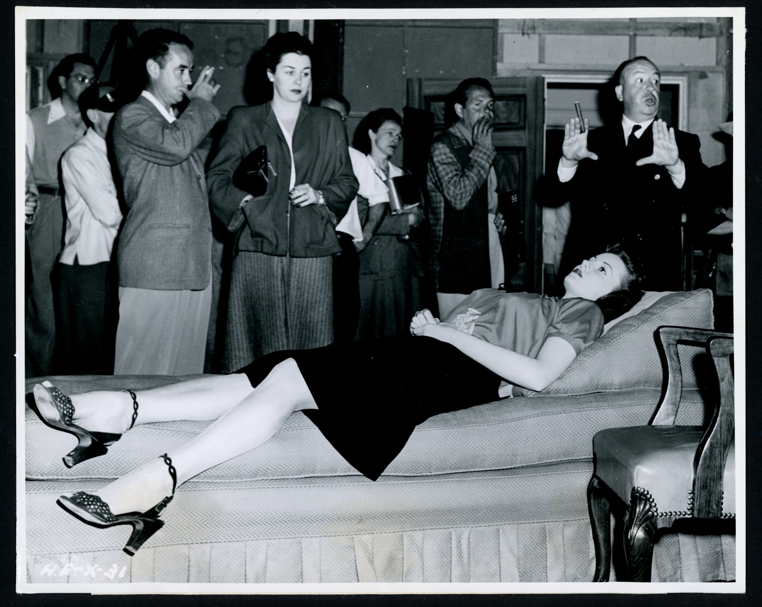 Rhonda Fleming lying down, Alfred Hitchcock and crew in Spellbound (1945)
