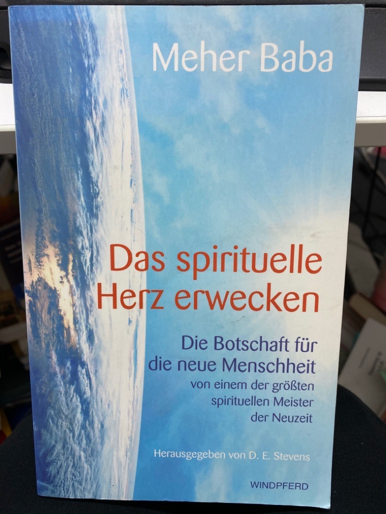 Das spirituelle Herz erwecken : die Botschaft für die neue Menschheit von einem der größten spirituellen Meister der Neuzeit. Der universelle Weisheitslehrer und Meister Meher Baba macht die spirituelle Gemeinschaft der Menschheit über alle Religionsgrenzen hinweg erlebbar. Er sagte von sich, er sei nicht einer der spirituellen Lehrer, wie es sie so häufig gibt, sondern er sei der Eine, der Uralte, der Christus oder der Avatar dieser Zeit. Es fällt schwer, nicht von Meher Babas Menschlichkeit, seiner Liebe und Wahrhaftigkeit berührt zu sein. Mit Brillanz und Humor legt er dar, dass Religion darin besteht, eine Geisteshaltung zu entwickeln, die letztlich dazu führen sollte, das eine unendliche Sein im Universum zu erkennen. Beeindruckend ist die Tiefe und zugleich Nüchternheit seiner Aussagen, die einzig spirituellen Faken beruht. Damit war er seiner Zeit beretis voraus. - Baba, Meher