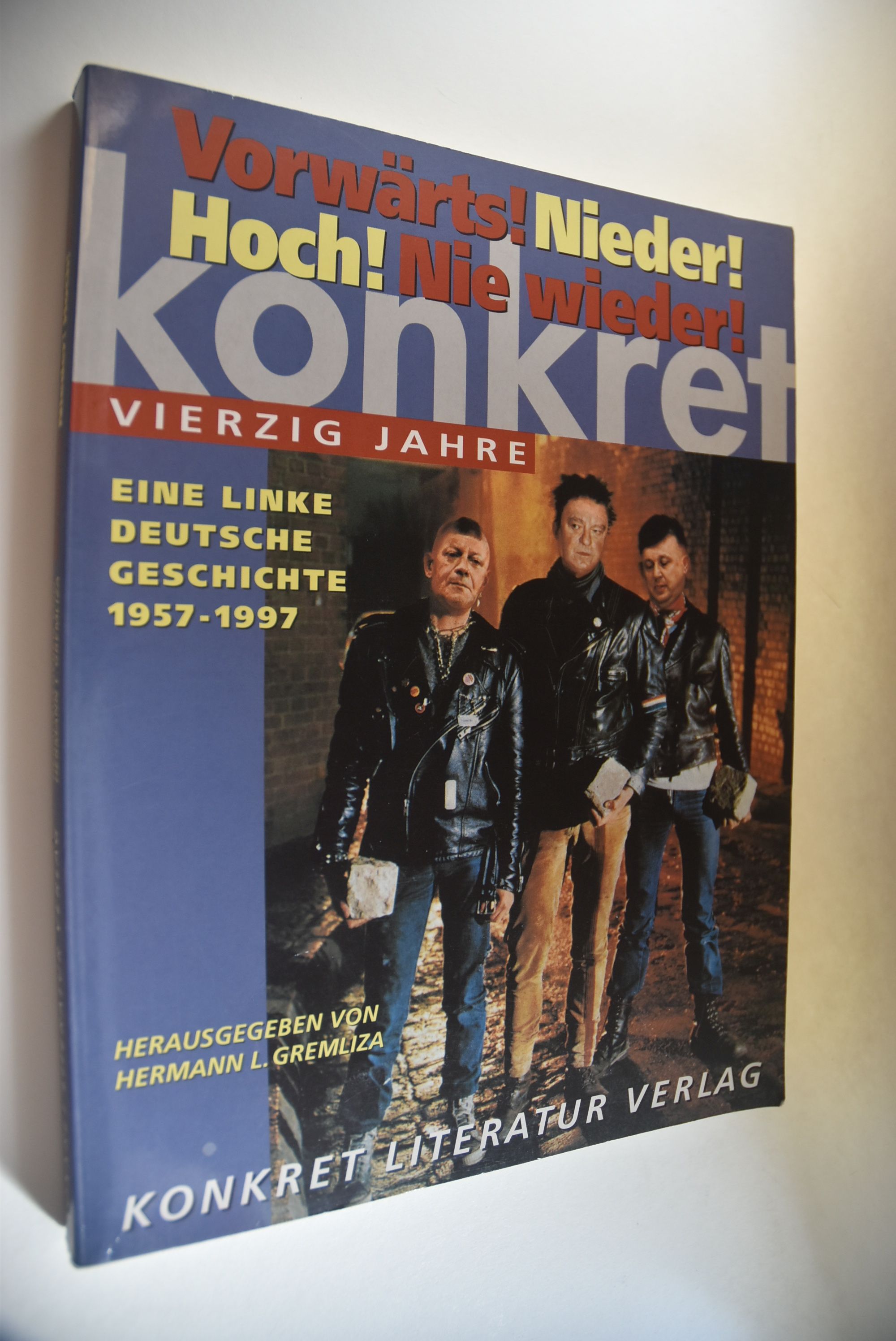 Vorwärts! Nieder! Hoch! Nie wieder! : 40 Jahre Konkret ; eine linke deutsche Geschichte ; 1957 - 1997. hrsg. von Hermann L. Gremliza - Gremliza, Hermann L. (Herausgeber)