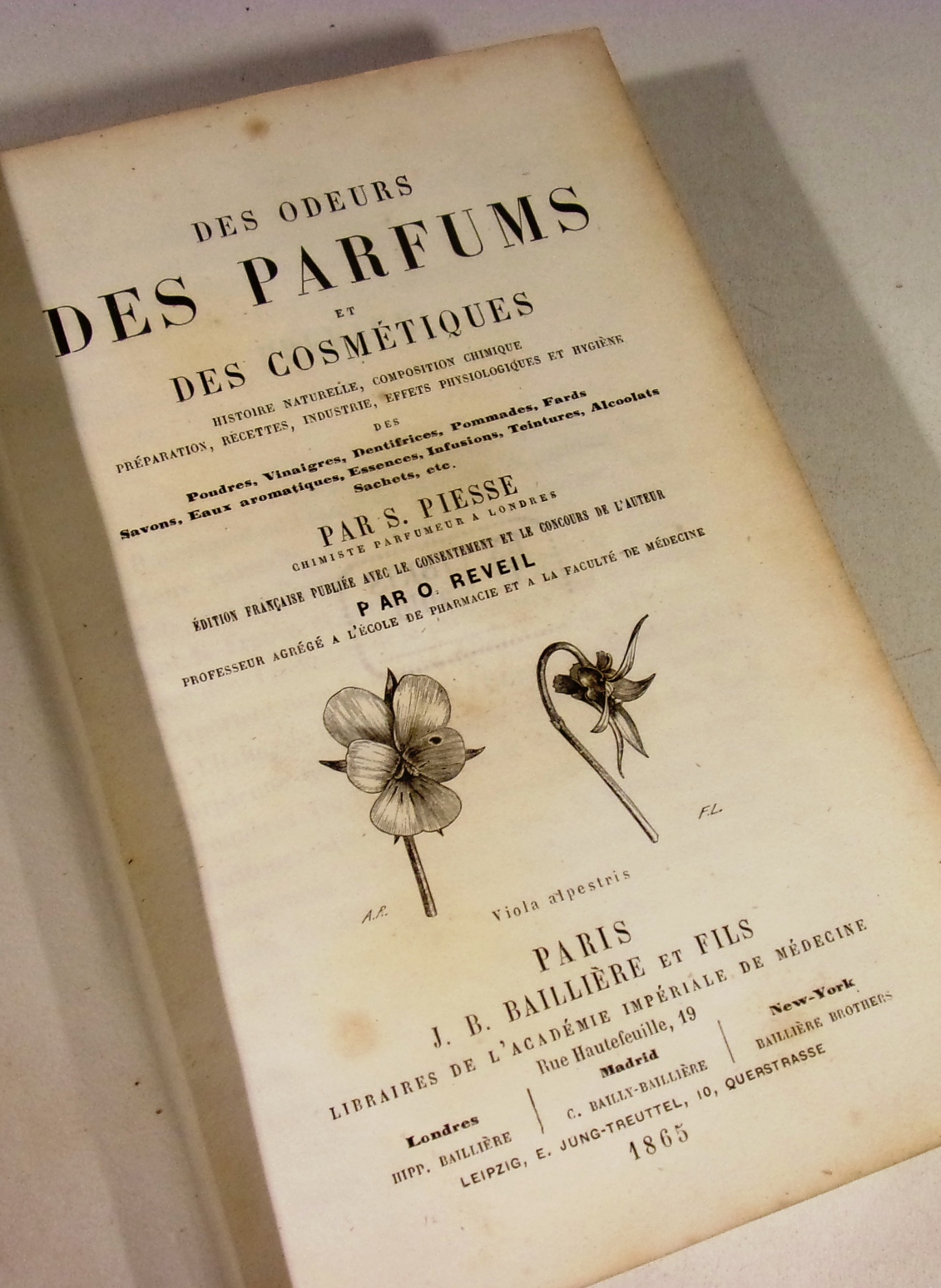 opfindelse silke ring Des Odeurs Des Parfums et Des Cosmetiques by s.Piesse: Very Good Hardcover  (1865) | Wadard Books PBFA