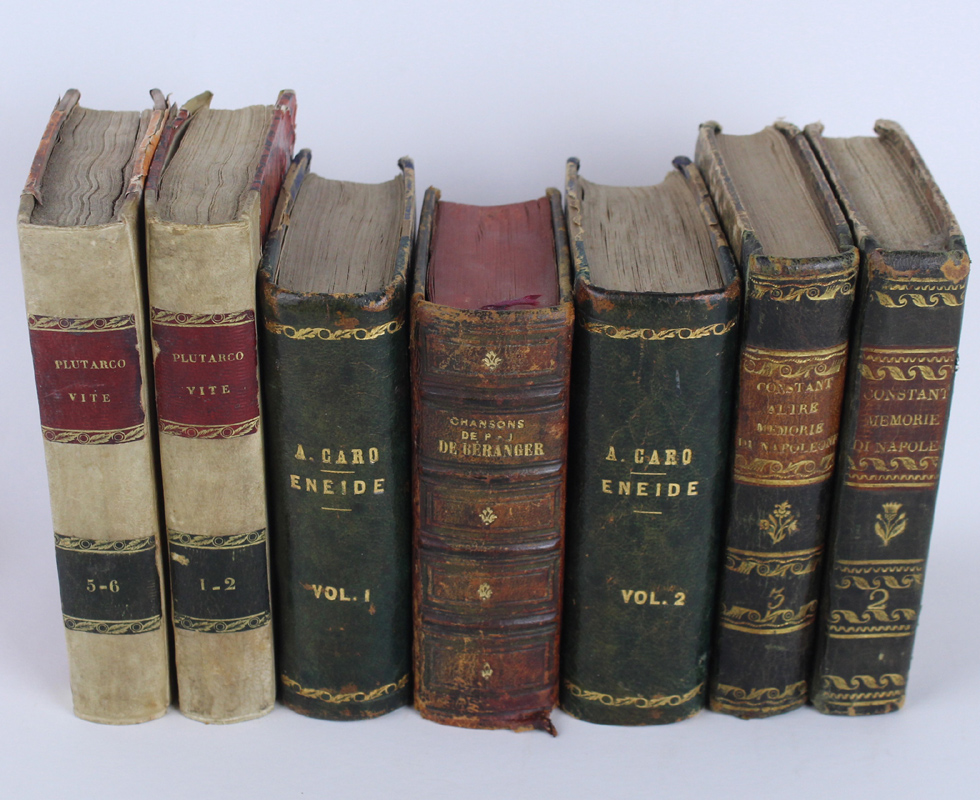 SETTE DELIZIOSI PICCOLI LIBRI ANTICHI con preziose legature in pelle e  pergamena. Decorativi, per arredamento, scenografia, collezione, ecc.::  (1826)