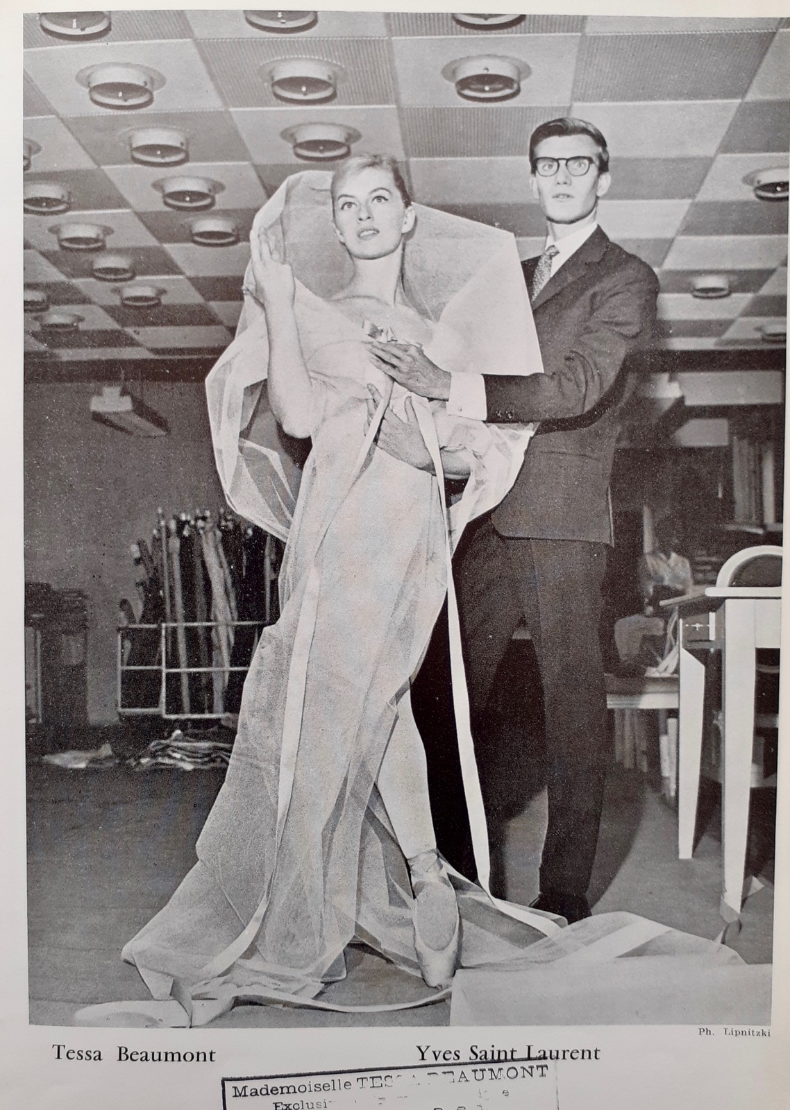 Les Ballets de Paris Roland Petit dans Cyrano de Bergerac. SAINT LAURENT (Yves). DOISNEAU (Robert). PETIT (Roland). (DIOR Christian). BEAUMONT (Tessa