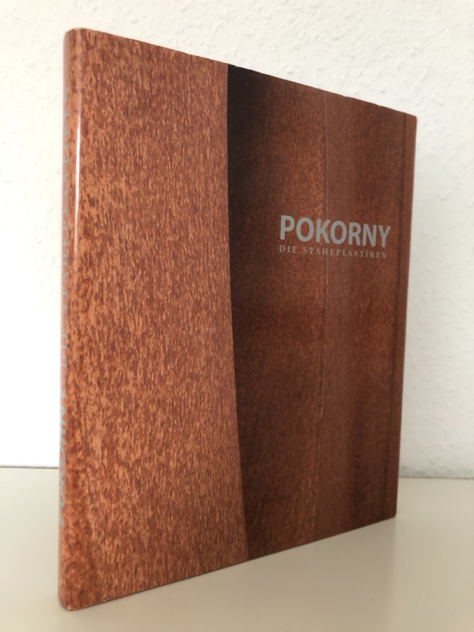 Pokorny. Die Stahlplastiken. Ausstellungskatalog Kaiserslautern, Singen, Darmstadt. Mit Textbeiträgen von Christoph Bauer, Britta Buhlmann, Manfred Fath, Peter Joch, Annette Reich. - Pokorny, Werner; Museum Pfalzgalerie Kaiserslautern