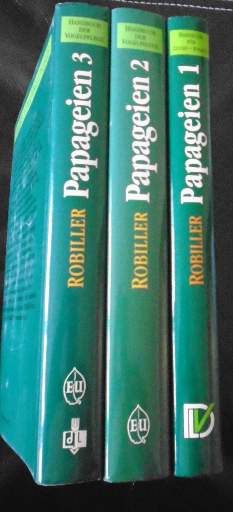 apageien Bd. 1-3. Handbuch der Vogelpflege: Über die Papageien der Welt in drei Bänden. Mit den Haltungs- und Zuchterfahrungen aus dem Vogelpark Walsrode. Bd.1: Hygiene, Krankheiten, Brut und Aufzucht - Papageienvögel Australiens, Ozeaniens und Südostasiens (ISBN 3331002305). Bd.2: Neuseeland, Australien, Ozeanien, Südostasien und Afrika (ISBN 3800172291). Bd.3: Mittel- und Südamerika (ISBN 3800172070) - Robiller, Franz