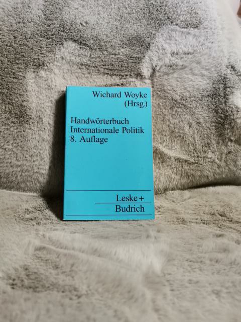 Handwörterbuch internationale Politik. hrsg. von Wichard Woyke / UTB ; 702 - Woyke, Wichard (Herausgeber)