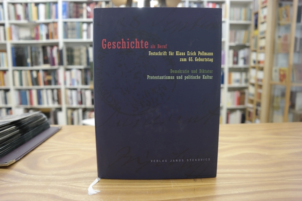 Geschichte als Beruf : Demokratie und Diktatur-Protestantismus und politische Kultur: Festschrift für Klaus Erich Pollmann zum 65. Geburtstag Klaus Erich Pollmann studierte Geschichte, Germanistik und Politische Wissenschaft. Er lehrte bis 1989 Neuere Geschichte in Braunschweig, war danach als Gast an den Universitäten in Jerusalem und Nebraska-Lincoln. 1993 wurde er Professor für Geschichte der Neuzeit an der Otto-von-Guericke-Universität Magdeburg, der er seit 1998 als Rektor vorstand. Im Band widmen sich 27 namhafte Autorinnen und Autoren den Hauptthemen der wissenschaftlichen Arbeit Pollmanns: der Parlaments- und Parteiengeschichte des 19. und 20. Jahrhunderts, dem deutschen Protestantismus, der Zeitgeschichte und der Hochschul- und Wissenschaftsgeschichte. Die Texte folgen der Intention Pollmanns, historische Sachverhalte einem breiten Publikum plastisch und lebhaft zu vermitteln. Die Festschrift spiegelt das breite Spektrum des wissenschaftlichen Interesses von Klaus Erich Pollma - Myrrhe, Ramona