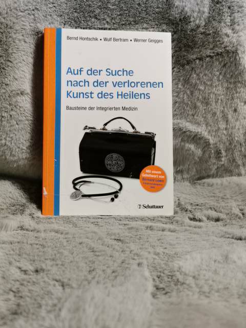 Auf der Suche nach der verlorenen Kunst des Heilens : Bausteine der integrierten Medizin ; mit 4 Tabellen. hrsg. von Bernd Hontschik . Mit Beitr. von Rolf H. Adler . / Schriftenreihe der Thure-von-Uexküll-Akademie für Integrierte Medizin - Hontschik, Bernd (Herausgeber), Rolf (Mitwirkender) Adler und Wulf (Herausgeber) Geigges Werner (Herausgeber) Bertram