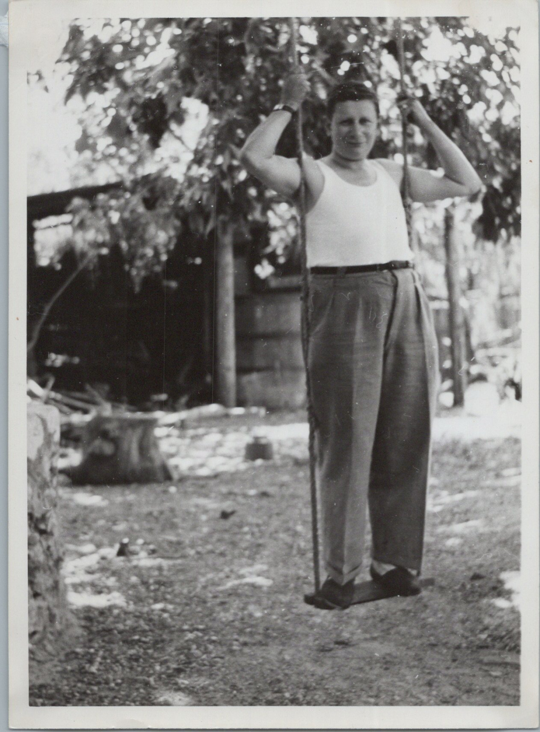 France, Saint-Étienne-des-Sorts, un homme sur une balançoire, 1952 Photographie originale / Original photograph [ ]