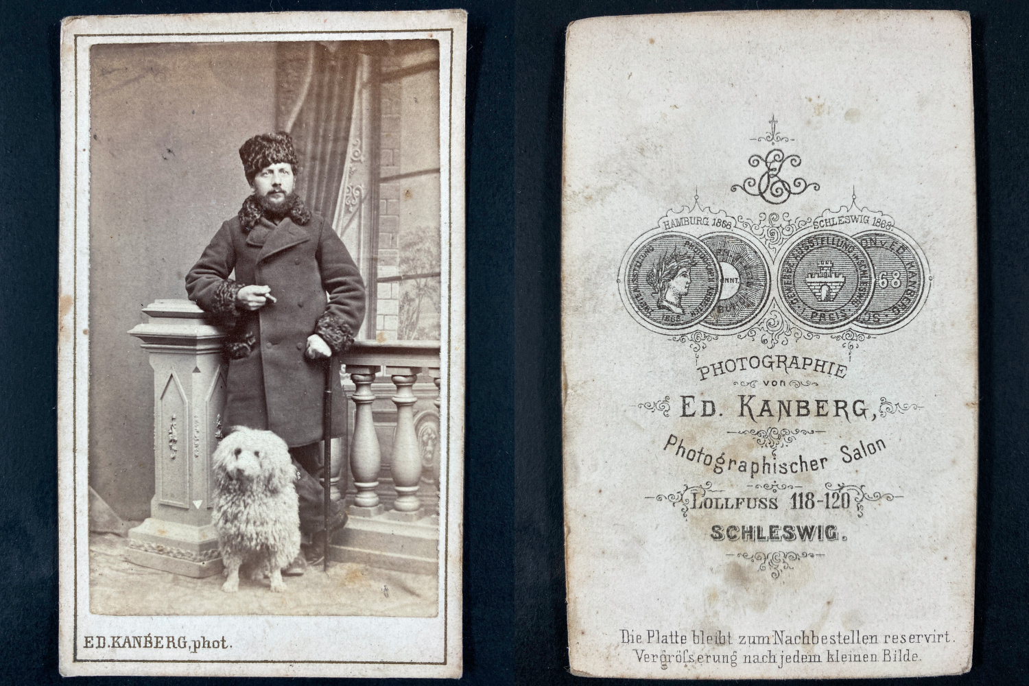 Kanberg, Schleswig, Monsieur en manteau et son chien blanc Photographie originale / Original photograph [ ]