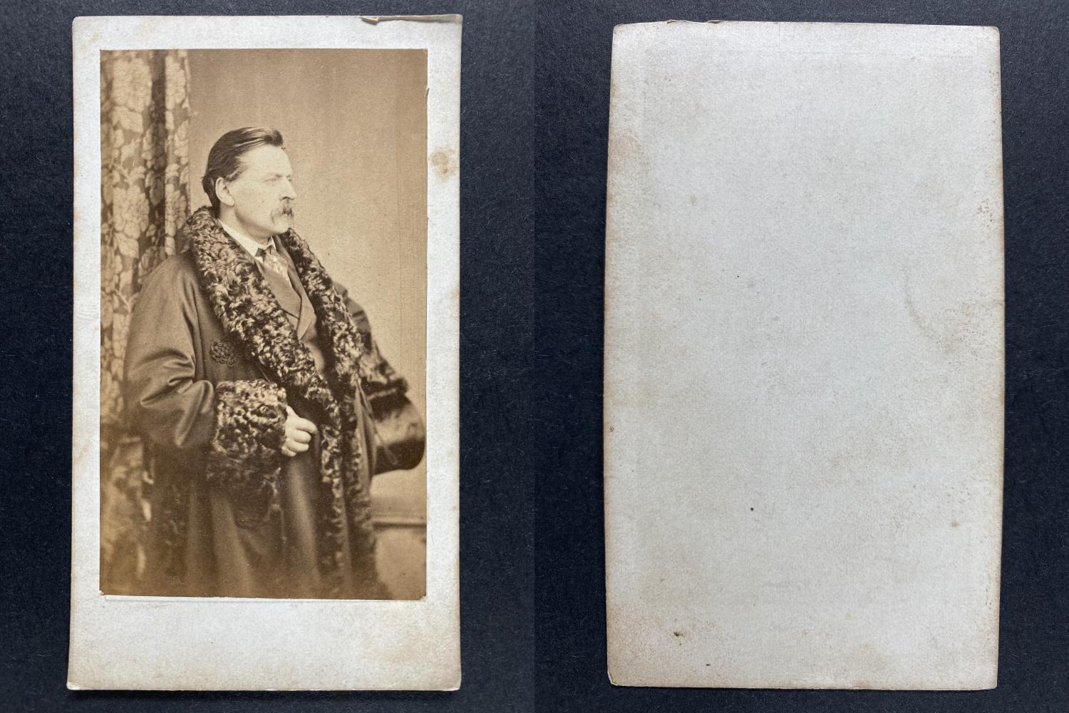 Monsieur en manteau de fourrure Photographie originale / Original photograph [ ]