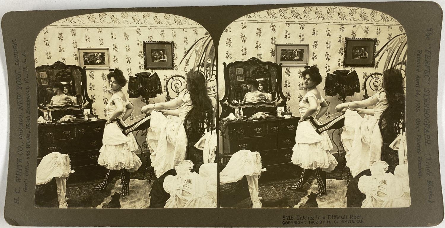 Femme attachant le corset de son amie, Vintage silver print, ca.1900, Stéréo Photographie originale / Original photograph [ ]