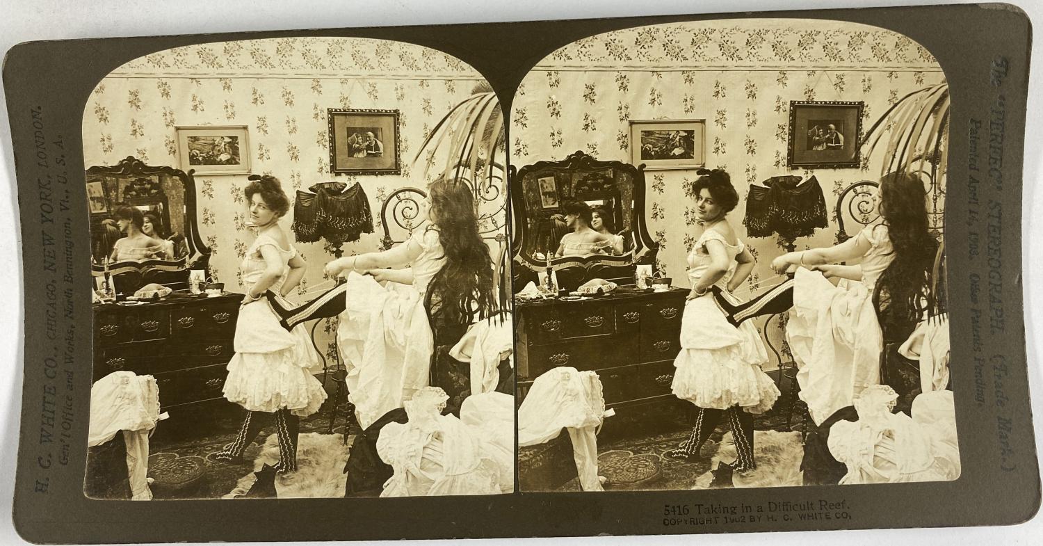 Femme attachant le corset de son amie, Vintage silver print, ca.1900, Stéréo Photographie originale / Original photograph [ ]
