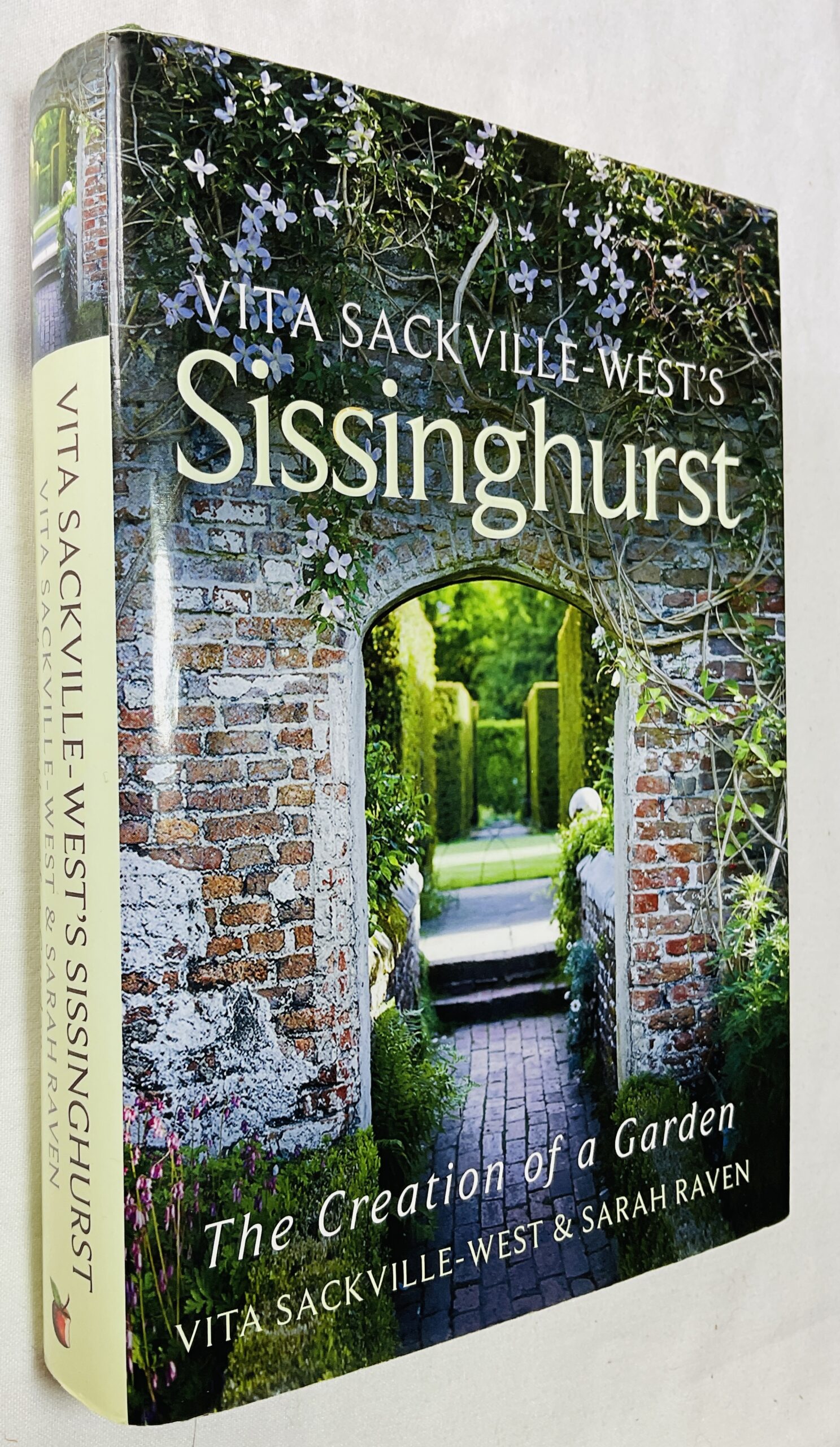 Vita Sackville-West's Sissinghurst: The Creation of a Garden - SACKVILLE-WEST, Vita and RAVEN, Simon