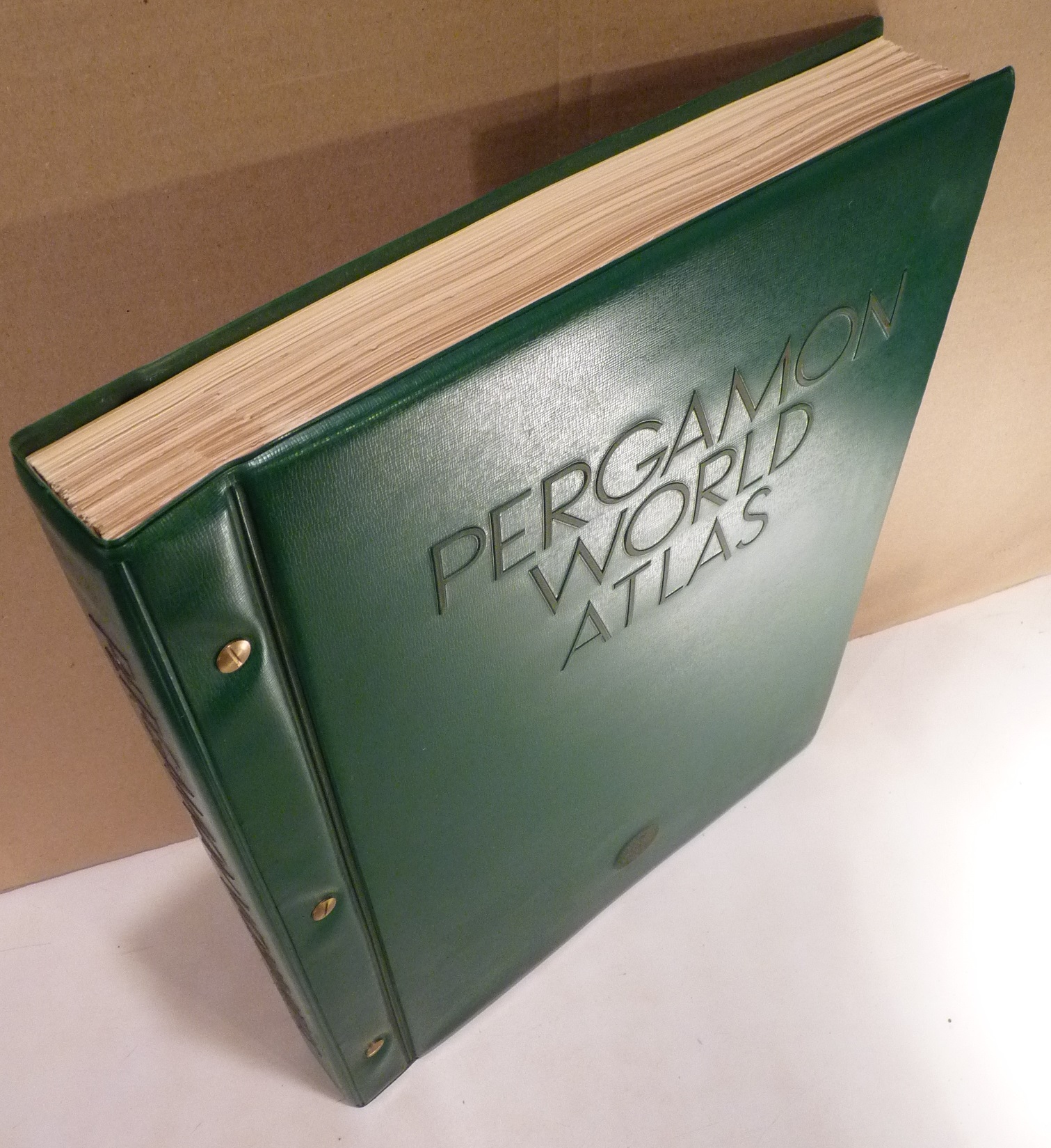 Pergamon World Atlas. Pergamon Press: Oxford, London, New York, Toronto, Sydney, Paris, Braunschweig, Tokyo. Knight, Stanley [Hrsg.]: [ ]