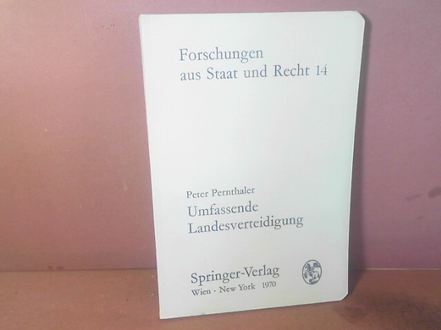 Umfassende Landesverteidigung. Eine verfassungsdogmatische und verfassungspolitische Grundlagenuntersuchung für den Bundesstaat Österreich. (= Forschungen aus Staat und Recht, Band 14). - Pernthaler, Peter