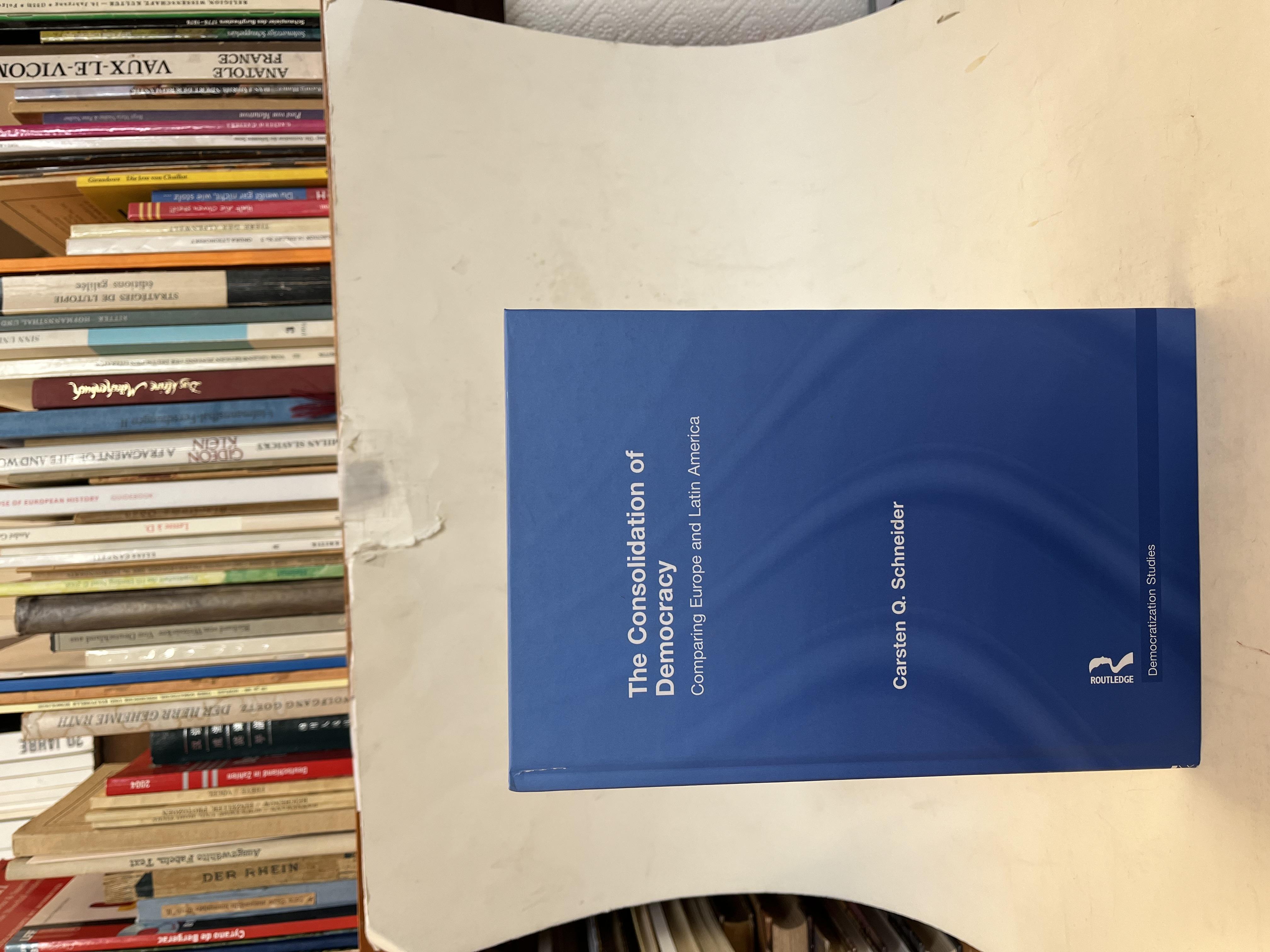 The Consolidation of Democracy. Comparing Europe and Latin America. - Schneider, Carsten Q.