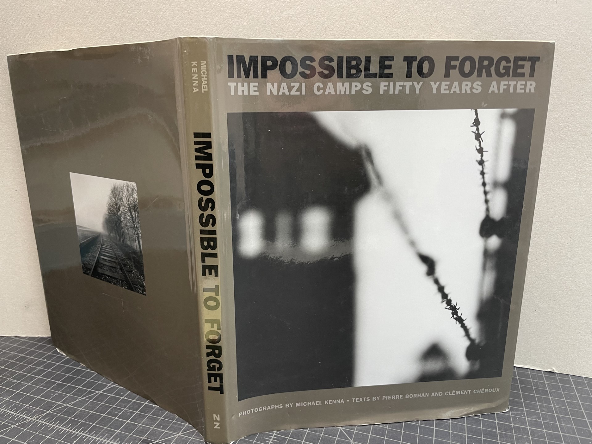IMPOSSIBLE TO FORGET : The Nazi Camps Fifty Years After ( signed ) - Kenna, Michael ( text by Pierre Borhan & Clement Cheroux )