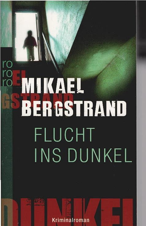 Flucht ins Dunkel : Kriminalroman. Mikael Bergstrand. Aus dem Schwed. von Nike Karen Müller / Rororo ; 25483 - Bergstrand, Mikael und Nike Karen Müller