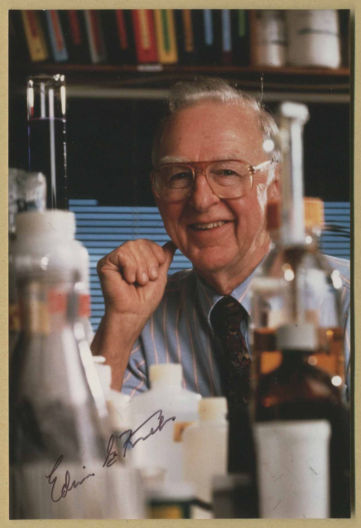 Edwin G. Krebs (1918-2009) - Signed photo - 90s par Edwin G. Krebs (1918-2009) - American biochemist - Nobel Prize in Physiology or Medicine in 1992: Signé par l'auteur Manuscrit&nbsp;/&nbsp;Papier&nbsp;ancien | PhP Autographs