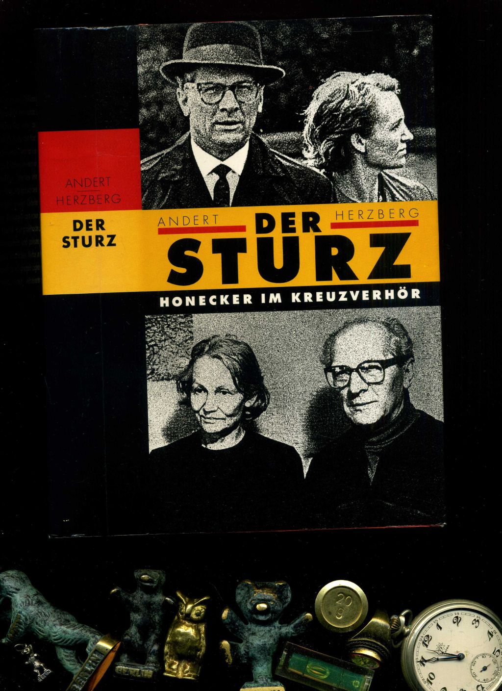 Der Sturz: Honecker im Kreuzverhör. Mit einer Widmung und signiert vom Autor Wolfgang Herzberg für den Musikwissenschaftler Georg Knepler. - Reinhold Andert / Wolfgang Herzberg