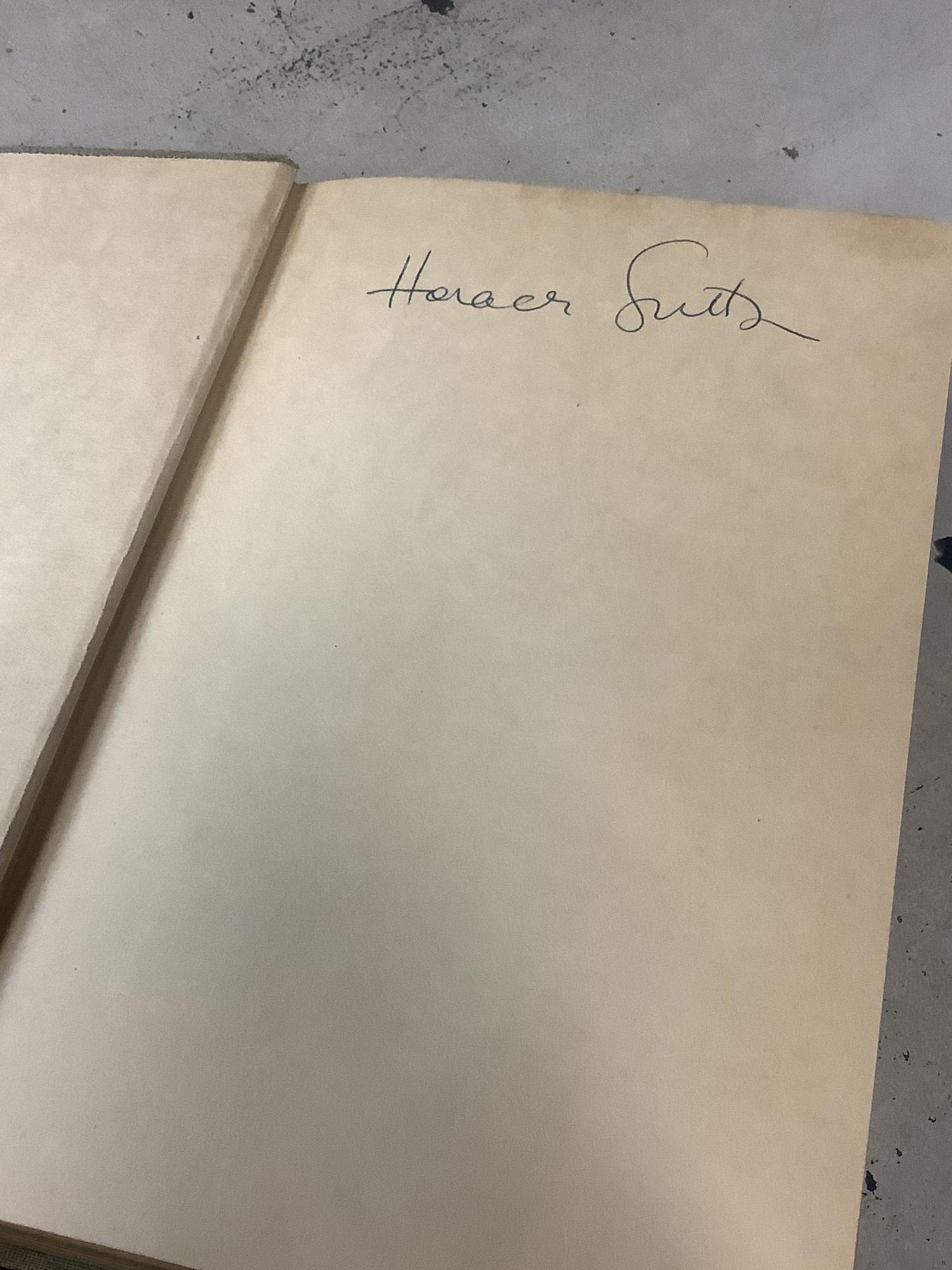[Signé] Confessions of a Grand Hotel; The Waldorf-Astoria Sutton, Horace [Satisfaisant] [Couverture rigide]