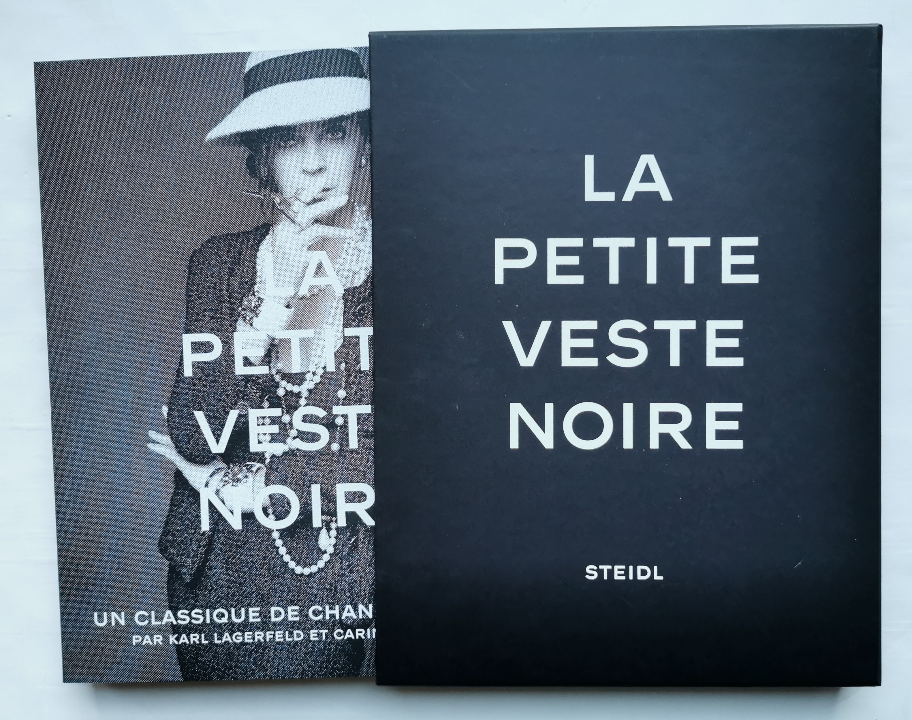La PETITE VESTE NOIRE un classique de CHANEL revisité par Karl LAGERFELD et Carine ROITFELD [Très bon] [Couverture rigide]