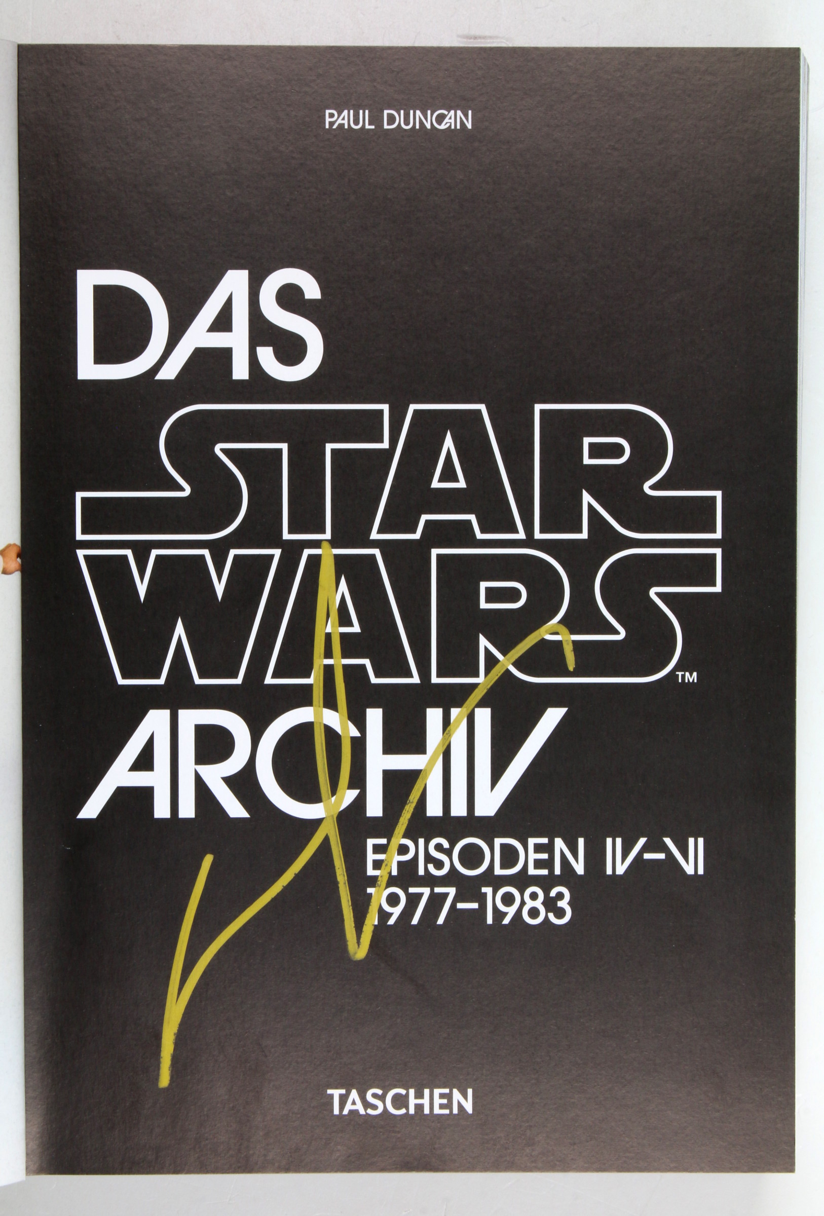 Eigenh. U. in: Paul Duncan: Das Star-Wars Archiv. Episoden IV-VI. 1977-1983. - [Star Wars]. - Lucas, George, Regisseur und Produzent (geb.1944).