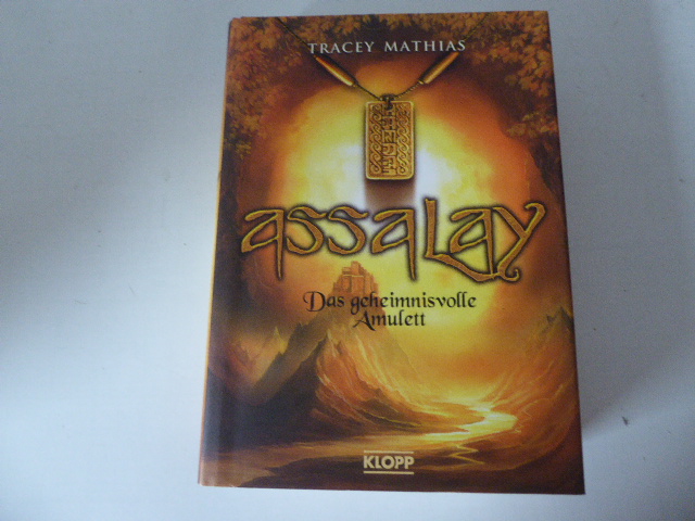 Assalay. Das geheimnisvolle Amulett. Hardcover mit Schutzumschlag - Tracey Mathias